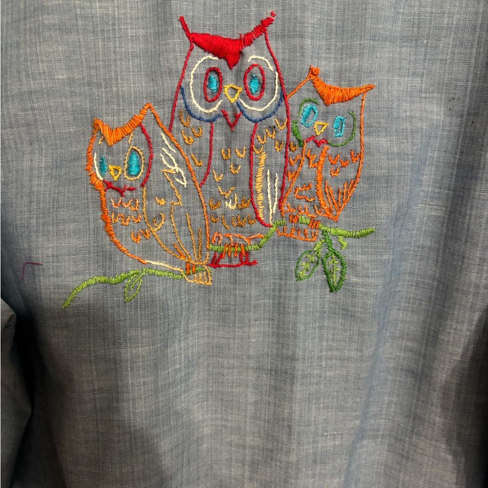 vintage 70s chambray blouse with hand embroidered details size Large - Picture 3 of 4